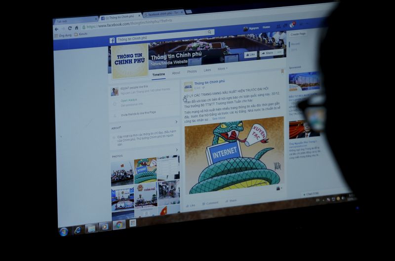 &copy; Reuters. FILE PHOTO: An internet user browses through the Vietnamese government's new Facebook page in Hanoi December 30, 2015.  