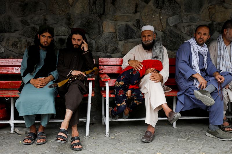 © Reuters. أقارب ضحايا انفجار مسجد وقع يوم الأربعاء في كابول ينتظرون أمام مستشفى طوارئ في كابول يوم الخميس. تصوير: علي خارا - رويترز
