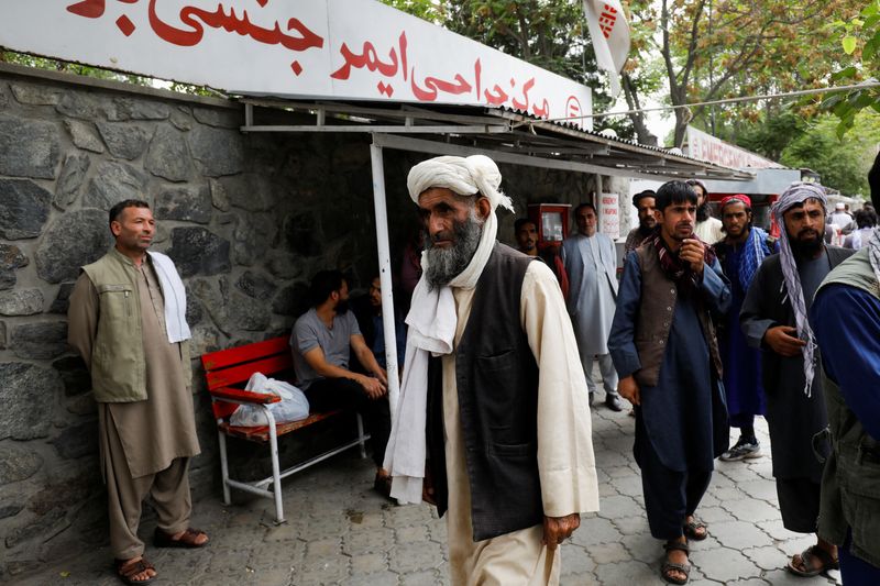 &copy; Reuters. Familiares de las víctimas de la explosión del miércoles esperan frente a un hospital de urgencias en Kabul, Afganistán. 18 de agosto de 2022. REUTERS/Ali Khara