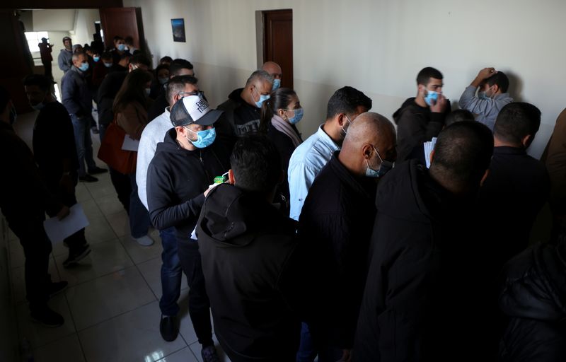 &copy; Reuters. FILE PHOTO: People queue at a vehicle licensing agency in Dekwaneh, Lebanon December 8, 2021. REUTERS/Mohamed Azakir