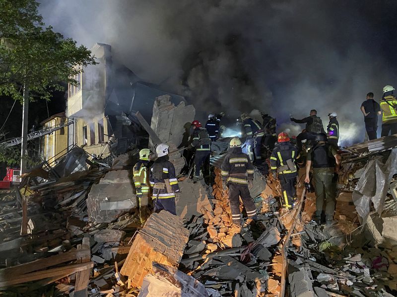 &copy; Reuters. Rescatistas trabajan en el sitio de un edificio residencial destruido por un ataque de misiles rusos, en medio del ataque de Rusia a Ucrania, en Járkov, Ucrania 17 de agosto de 2022.  REUTERS/Vitalii Hnidyi
