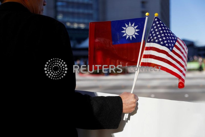 &copy; Reuters. Un manifestante con una bandiera di Taiwan e degli Stati Uniti a Burlingame, in California, Usa. REUTERS/Stephen Lam