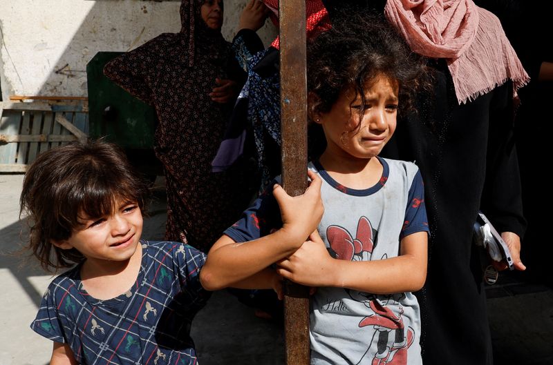&copy; Reuters. Niños palestinos reaccionan, mientras otra ronda de violencia intensifica la crisis de salud mental de los niños de Gaza, en la ciudad de Gaza. 7 de agosto de 2022. REUTERS/Mohammed Salem