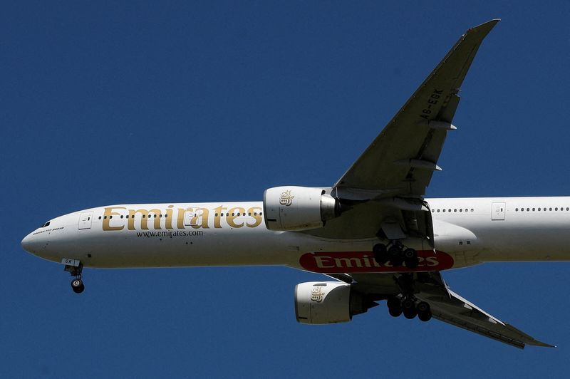 &copy; Reuters. طائرة ركاب تابعة لطيران الإمارات تستعد للهبوط في مطار هيثرو بلندن في صورة من أرشيف رويترز.