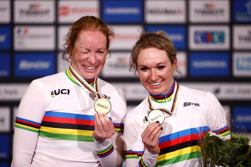 &copy; Reuters. Las neerlandesas Amy Pieters y Kirsten Wild celebran con sus medallas de oro en el podio tras ganar la final de la Madison femenina en los Campeonatos del Mundo de Ciclismo en Pista de la UCI, en el Velódromo de Stab, Roubaix, Francia, 23 de octubre de 2