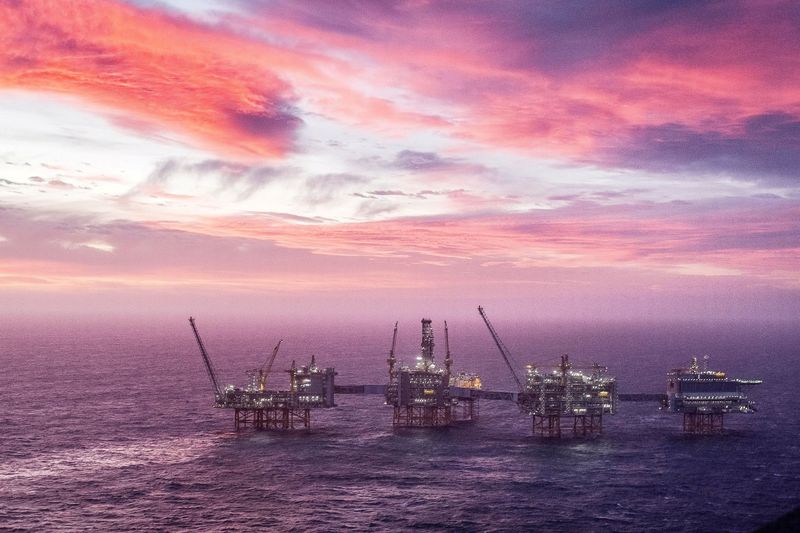 &copy; Reuters. ノルウェーの石油・ガス企業が２０２２年と２３年の投資計画を上方修正したことが１８日、統計局（ＳＳＢ）の調査により明らかになった。北海油田、提供写真。（２０２２年　ロイター