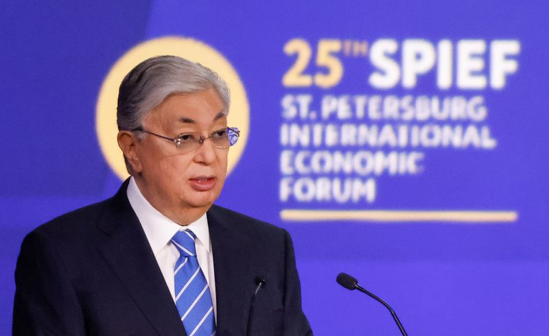 &copy; Reuters. FILE PHOTO: Kazakh President Kassym-Jomart Tokayev delivers a speech during a session of the St. Petersburg International Economic Forum (SPIEF) in Saint Petersburg, Russia June 17, 2022. REUTERS/Maxim Shemetov