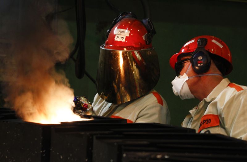 &copy; Reuters. FILE PHOTO: Workers prepare to pour molten silver into moulds at the KGHM copper and precious metals smelter processing plant in Glogow May 10, 2013. REUTERS/Peter Andrews 