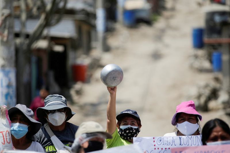 &copy; Reuters. FILE PHOTO: Residents protest to demand government support for soup kitchens in Pamplona Alta, a low-income neighbourhood on the outskirts of the Peruvian capital where soaring food prices are placing animal proteins out of reach for the most vulnerable r