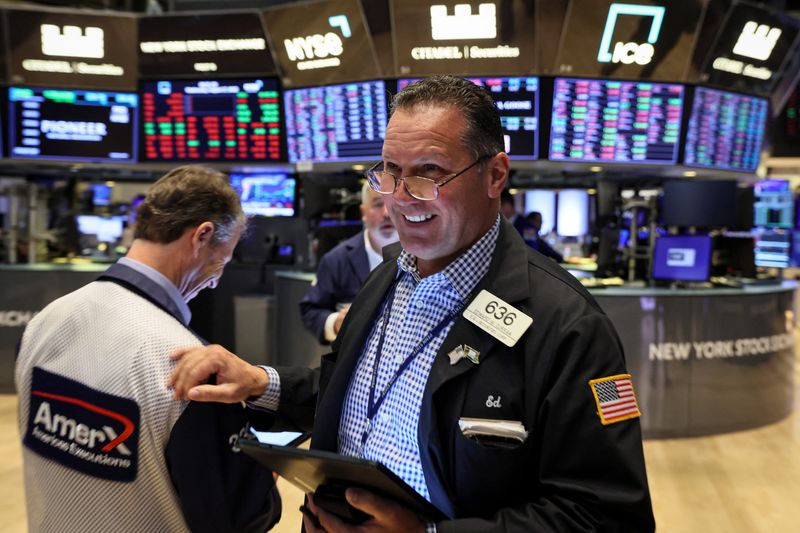 &copy; Reuters. Traders work on the floor of the New York Stock Exchange (NYSE) in New York City, U.S., August 17, 2022.  REUTERS/Brendan McDermid/File Photo