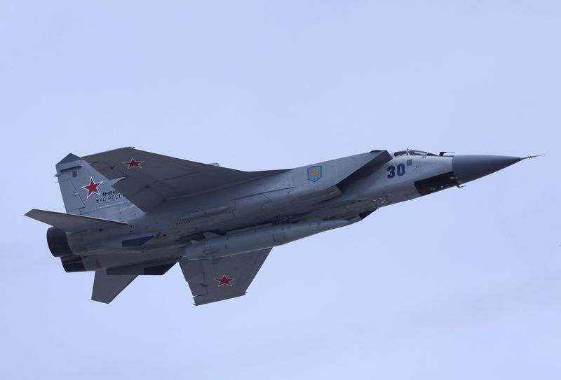 &copy; Reuters. FOTO DE ARCHIVO. Un avión de combate ruso MiG-31 equipado con un misil hipersónico Kinzhal sobrevuela la Plaza Roja durante un ensayo para un pase aéreo, que forma parte de un desfile militar que marca el aniversario de la victoria sobre la Alemania na