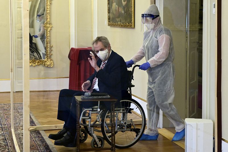&copy; Reuters. الرئيس التشيكي ميلوش زيمان على كرسي متحرك، أثناء إصابته بفيروس كوفيد-19 عام 2021. صورة لرويترز من ممثل لوكالات الأنباء. يحظر استخدام الصورة داخ