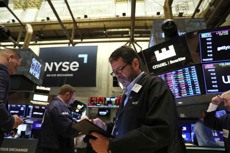 &copy; Reuters. متعاملون في بورصة نيويورك يوم 25 أغسطس آب 2022. تصوير: برندان ماكدرميد - رويترز