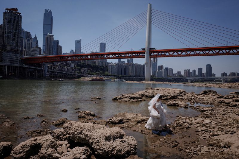 &copy; Reuters. Mulher vestida de noiva em área atingida pela seca em  Chongqing
18/08/2022
REUTERS/Thomas Peter