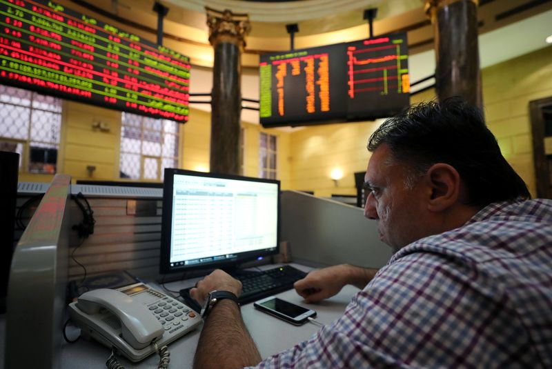 &copy; Reuters. متعامل يتابع حركة تداول الأسهم بالبورصة المصرية في صورة من أرشيف رويترز . 