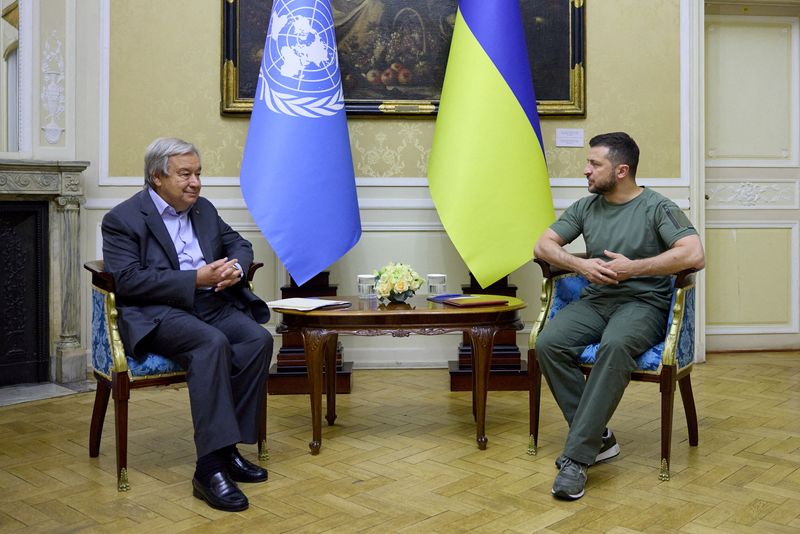 &copy; Reuters. ウクライナのゼレンスキー大統領は１８日のグテレス国連事務総長とのリビウでの会談後、ロシア軍の占領下にあるザポロジエ原子力発電所の安全確保を国連が保証する必要があると述べた