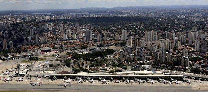 &copy; Reuters. Aeroporto de Congonhas, em São Paulo, Brasil 12/02/2015. REUTERS/Paulo Whitaker 