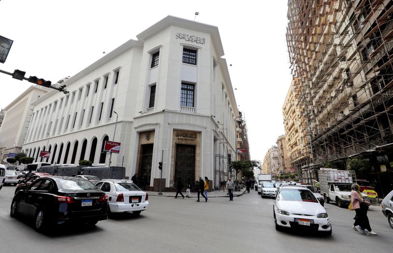© Reuters. فرع للبنك المركزي المصري بوسط القاهرة في صورة التقطت يوم 22 من مارس آذار 2022. تصوير: محمد عبد الغني - رويترز . 