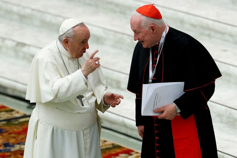 &copy; Reuters. Papa Francisco conversa com cardeal canadense Marc Ouellet no Vaticano
17/02/2022 REUTERS/Remo Casilli