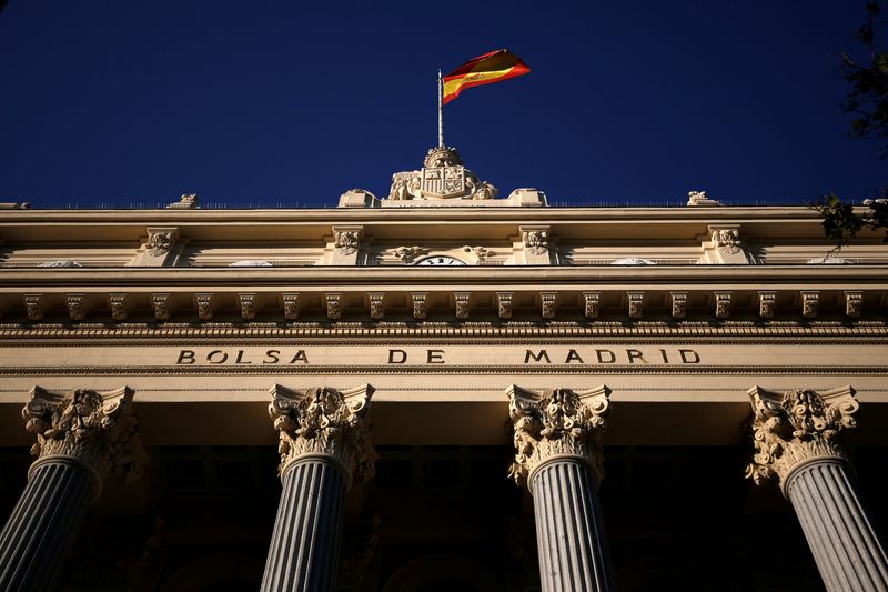 &copy; Reuters. FOTO DE ARCHIVO: Una bandera española sobre la Bolsa de Madrid
