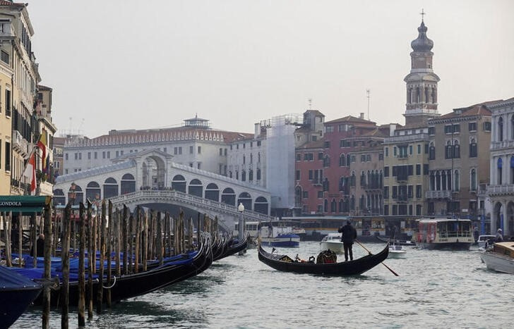&copy; Reuters. Foto de archivo ilustrativa de una góndola en el Gran Canal en Venecia 
Oct 20, 2021. REUTERS/Fabrizio Bensch/