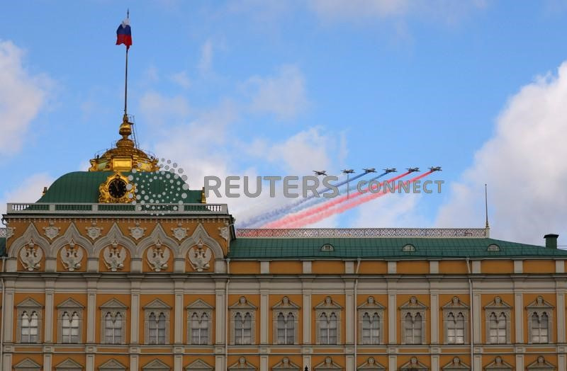 © Reuters. Aeronaves Su-25 voam em formação atrás do Kremlin em preparação para o desfile do Dia da Vitória, comemoração da vitória da União Soviética sobre a Alemanha
04/05/2022
REUTERS/Evgenia Novozhenina