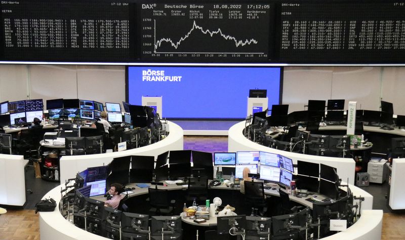 &copy; Reuters. شاشات إلكترونية تظهر حركة تداول الأسهم على مؤشر داكس الألماني في بورصة فرانكفورت يوم الخميس. تصوير رويترز . 