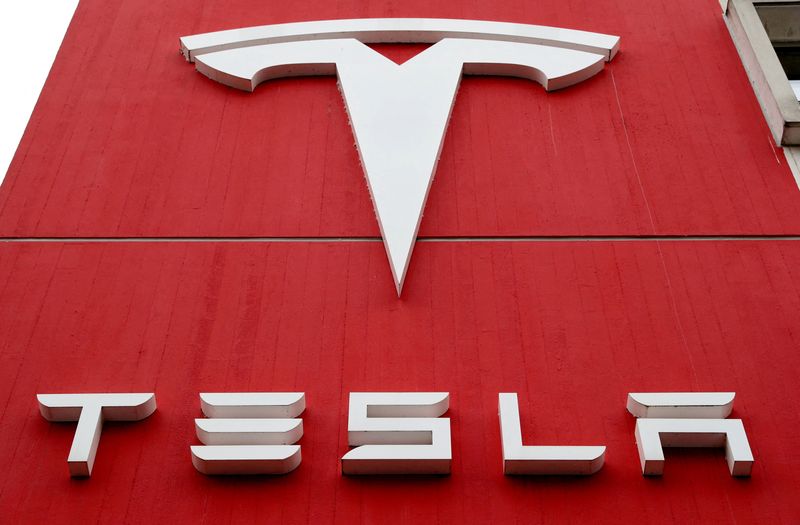 &copy; Reuters. FILE PHOTO: The logo of car manufacturer Tesla is seen at a branch office in Bern, Switzerland October 28, 2020. REUTERS/Arnd Wiegmann/