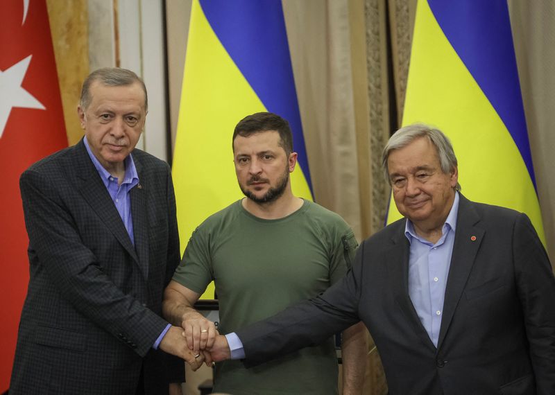 &copy; Reuters. Presidente da Ucrânia, Volodymyr Zelenskiy; presidente da Turquia, Tayyip Erdogan; e secretário-geral da ONU, António Guterres, concedem entrevista coletiva em Lviv
18/08/2022
REUTERS/Gleb Garanich