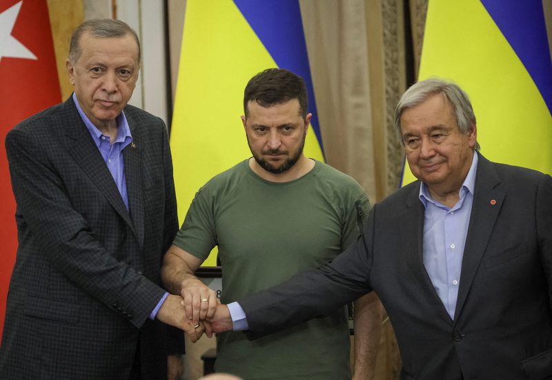 &copy; Reuters. Ukrainian President Volodymyr Zelenskiy, Turkish President Tayyip Erdogan and UN Secretary-General Antonio Guterres shake hands after a joint news conference following their meeting in Lviv, Ukraine August 18, 2022. REUTERS/Gleb Garanich