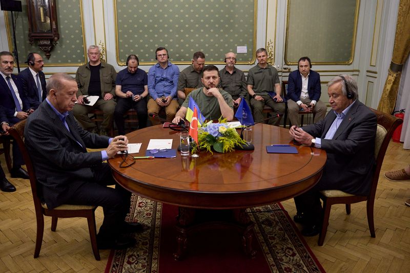 © Reuters. Ukraine's President Volodymyr Zelenskiy, Turkish President Tayyip Erdogan and U.N. Secretary-General Antonio Guterres attend a meeting, amid Russia's attack on Ukraine, in Lviv, Ukraine August 18, 2022. Ukrainian Presidential Press Service/Handout via REUTERS