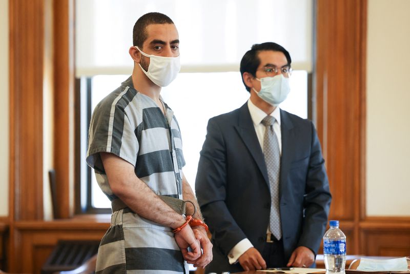 © Reuters. Hadi Matar appears in court on charges of attempted murder and assault on author Salman Rushdie, in Mayville, New York, U.S., August 18, 2022.  REUTERS/Lindsay DeDario