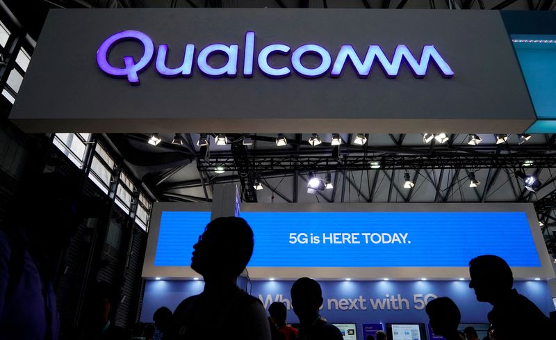 &copy; Reuters. FILE PHOTO: A Qualcomm sign is pictured at Mobile World Congress (MWC) in Shanghai, China June 28, 2019. REUTERS/Aly Song/