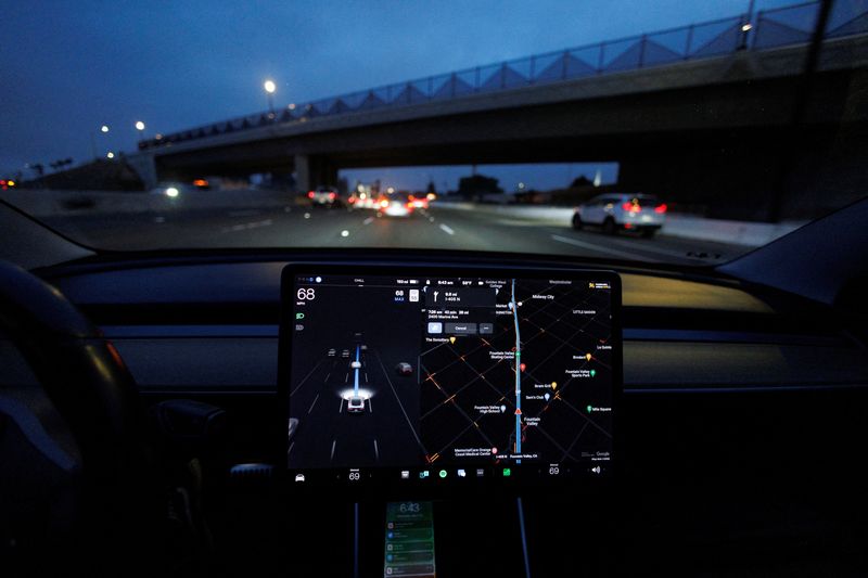 © Reuters. FILE PHOTO: A Tesla Model 3 vehicle drives on autopilot along the 405 highway in Westminster, California, U.S., March 16, 2022. REUTERS/Mike Blake/File Photo