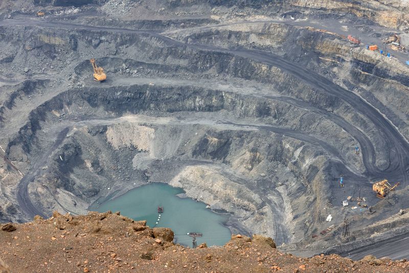 &copy; Reuters. FOTO DE ARCHIVO: Una vista general muestra la mina Zapolyarny, en la ciudad ártica de Norilsk, Rusia.