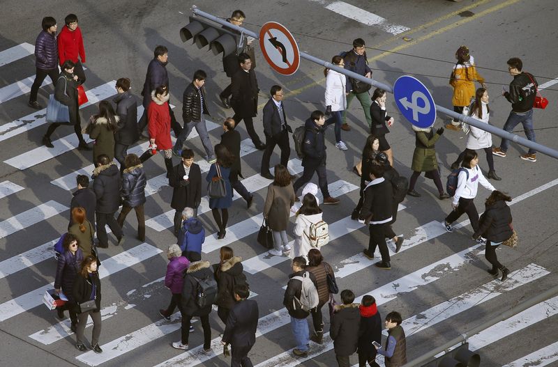 &copy; Reuters. FILE PHOTO: People cross a zebra crossing in a business district in central Seoul, South Korea, December 15, 2015. REUTERS/Kim Hong-Ji