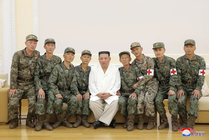 &copy; Reuters. North Korea's leader Kim Jong Un poses for a photo with  Korean People's Army medics during a meeting to recognise their contributions in fighting the coronavirus disease (COVID-19) pandemic in Pyongyang, North Korea, August 18, 2022 in this photo release