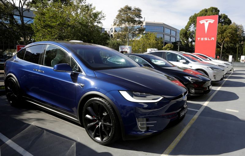 &copy; Reuters. FILE PHOTO: A Tesla Model X car (front) and Model S (2nd L) are photographed at a Tesla electric car dealership in Sydney, Australia, May 31, 2017.  REUTERS/Jason Reed/File Photo
