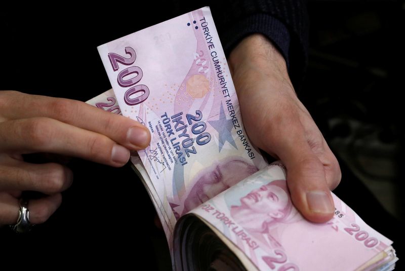 &copy; Reuters. تاجر يعدّ أوراق نقدية من الليرات التركية في صورة من أرشيف رويترز.