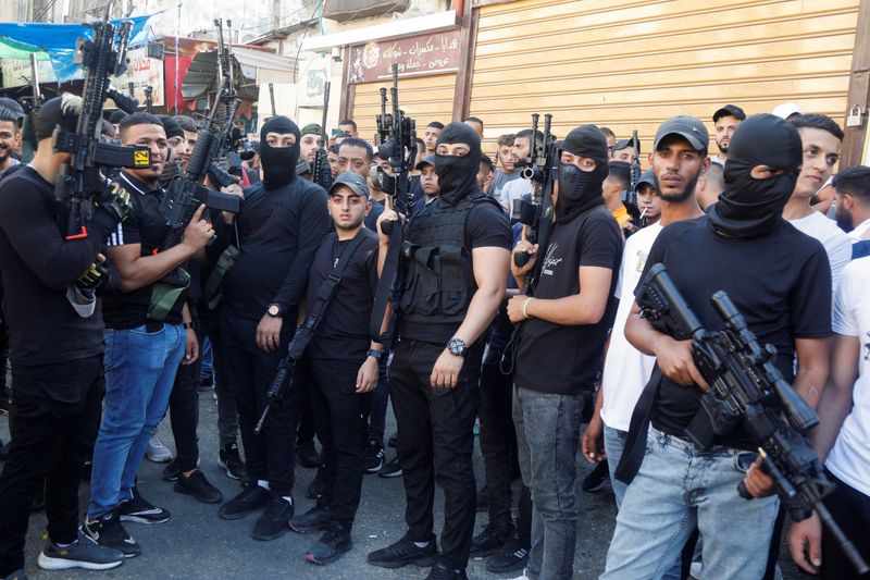 &copy; Reuters. イスラエル治安部隊が１８日、パレスチナのヨルダン川西岸にある７つの非政府組織（ＮＧＯ）の各事務所を急襲し、コンピューターや機器を押収、出入り口を封鎖した。パレスチナ自治政