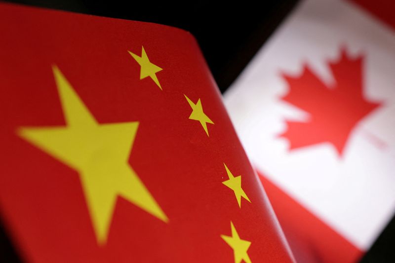 &copy; Reuters. FOTO DE ARCHIVO. Imagen de ilustración de las banderas de China y Canadá. 21 de julio de 2022. REUTERS/Dado Ruvic