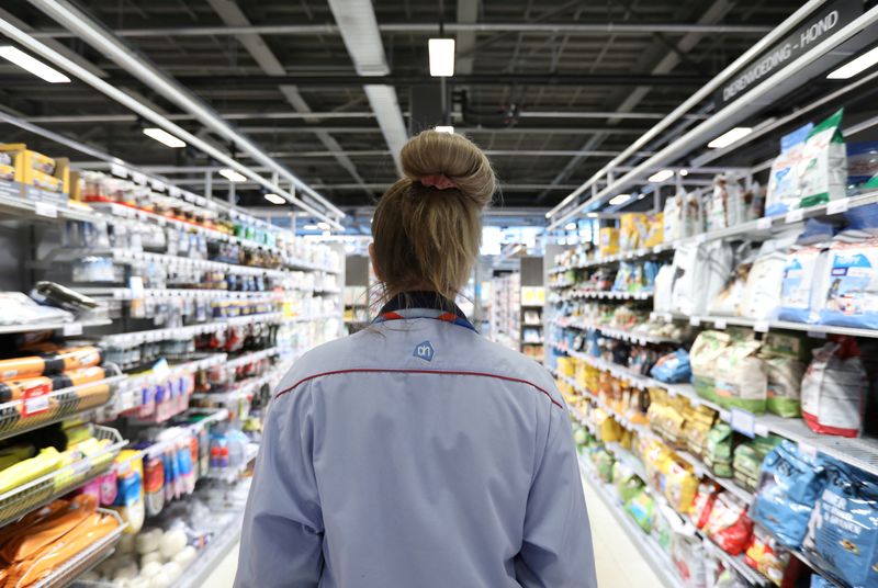 &copy; Reuters. FOTO DE ARCHIVO: Una mujer en una tienda Albert Heijn, operada por Ahold Delhaize, el operador de supermercados neerlandés-belga, en Eindhoven, Países Bajos, 23 de enero de 2019. REUTERS/Eva Plevier