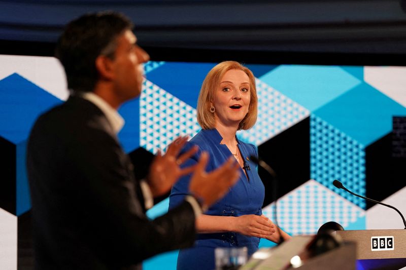 © Reuters. FILE PHOTO: Candidates Rishi Sunak and Liz Truss take part in the BBC Conservative party leadership debate at Victoria Hall in Hanley, Stoke-on-Trent, Britain, July 25, 2022. Jacob King/Pool via REUTERS/File Photo