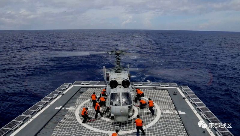 &copy; Reuters. FOTO DE ARCHIVO: Un helicóptero de la Fuerza Naval bajo el Comando del Teatro Oriental del Ejército Popular de Liberación (EPL) de China participa en ejercicios militares en las aguas que rodean a Taiwán, en un lugar no revelado el 8 de agosto de 2022