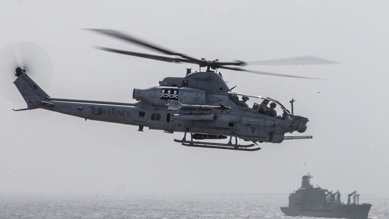 &copy; Reuters. FOTO DE ARCHIVO. Un helicóptero AH-1Z Viper del Escuadrón de Tiltrotores Medianos de los Marines (VMM) 163(Reforzado), de la 11ª Unidad Expedicionaria de los Marines (MEU), se prepara para aterrizar en la cubierta de vuelo del buque de asalto anfibio U