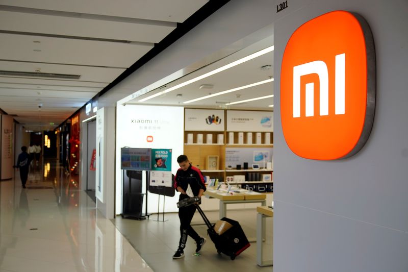 &copy; Reuters. A delivery worker walks out of a Xiaomi store in Shanghai, China November 1, 2021. Picture taken November 1, 2021. REUTERS/Aly Song