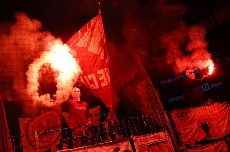 &copy; Reuters. مشجعو بايرن ميونيخ يطلقون الألعاب النارية في المدرجات خلال مباراة في دوري الدرجة الأولى الألماني لكرة القدم في فرانكفورت يوم الخامس من أغس