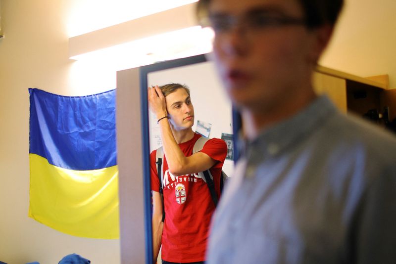 &copy; Reuters. Hlib Burtsev is reflected in a mirror as he and and Oleksii Shebanov, both from Ukraine, stand in his dorm room ahead of their first year at Brown University in Providence, Rhode Island, U.S., August 16, 2022.     REUTERS/Brian Snyder