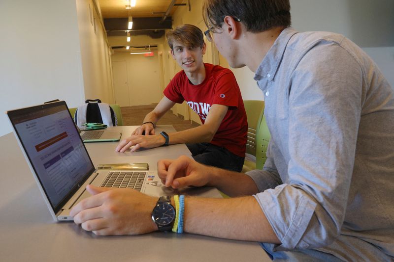 © Reuters. Hlib Burtsev and Oleksii Shebanov, both from Ukraine, check their email in the common area of their dorm ahead of their first year at Brown University in Providence, Rhode Island, U.S., August 16, 2022.     REUTERS/Brian Snyder