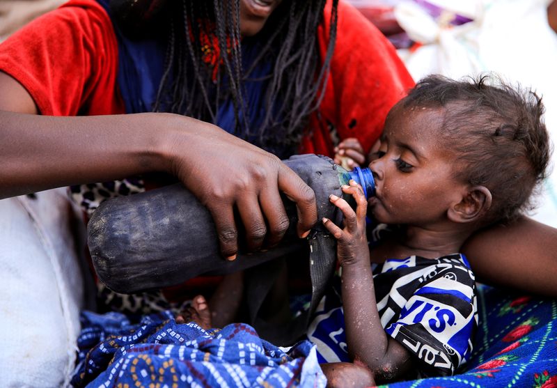 &copy; Reuters. FOTO DE ARCHIVO: Un niño gravemente desnutrido bebe de una botella, en un campamento para desplazados internos en la ciudad de Afdera, región de Afar, Etiopía, 23 de febrero de 2022. La desnutrición está aumentando en la región, según el Programa M